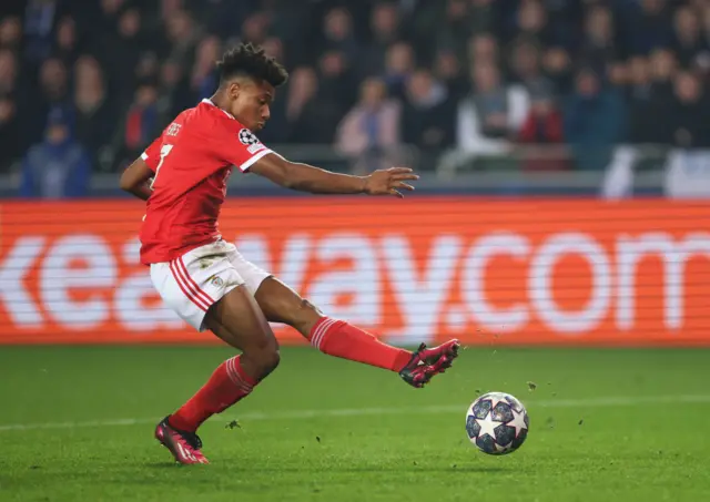 David Neres scores for Benfica