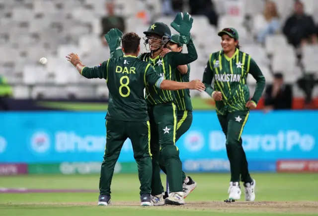 Nida Dar of Pakistan celebrates the wicket of Gaby Lewis of Ireland during the ICC Women's T20 World Cup group B match between Pakistan and Ireland at Newlands Stadium