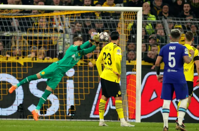 Kobel saves Reece James' free kick