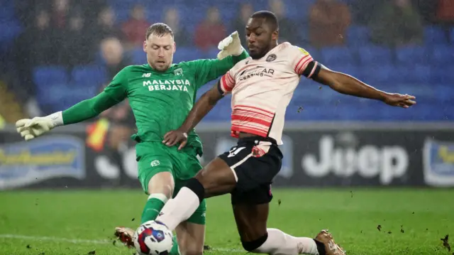 Ryan Allsop of Cardiff City misses the ball as Yakou Meite of Reading stretches for it