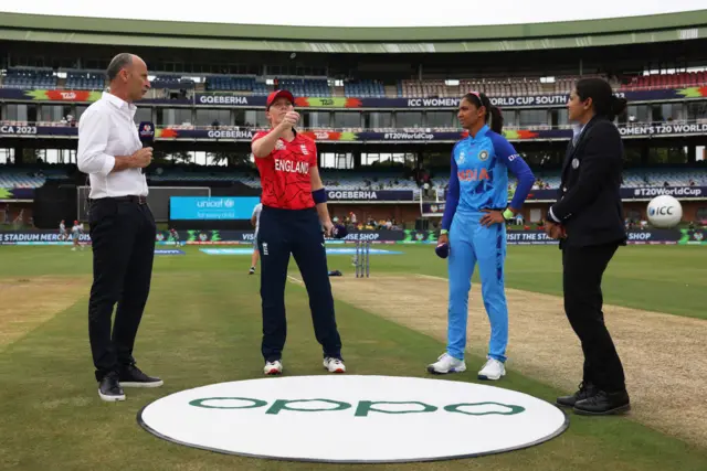 Heather Knight and Harmanpreet Kaur at the toss