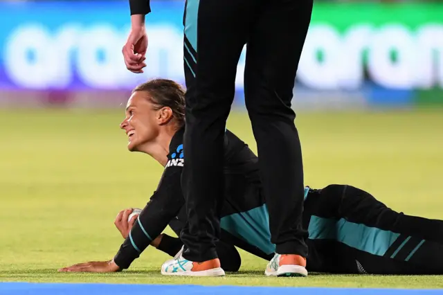 Suzie Bates celebrates taking a catch to dismiss Vishmi Gunaratne