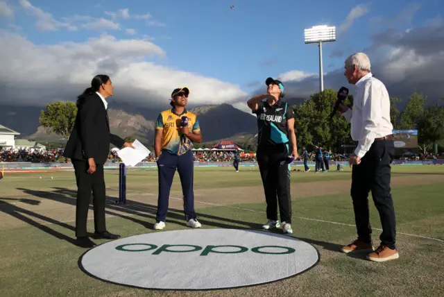 Chamari Athapaththu and Sophie Devine in the toss