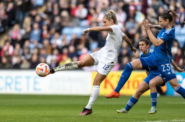 England's Rachel Daly shoots against Italy