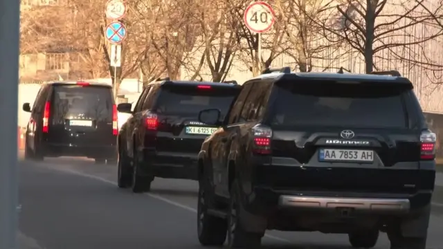 President Biden's motorcade moves through Kyiv