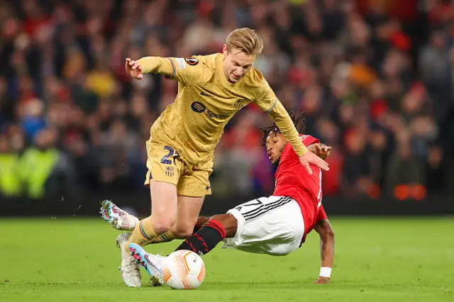 Fred tackles Frenkie De Jong.