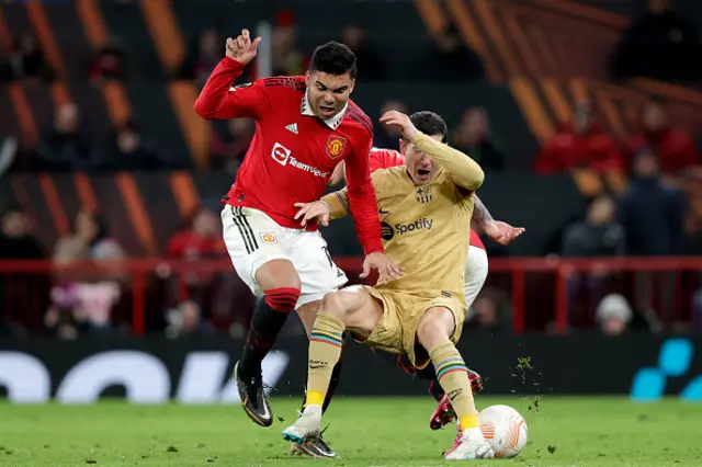 Casemiro and Lewandowski clash.