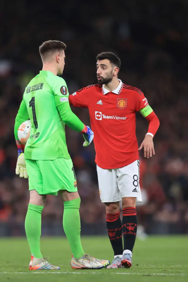 Bruno Fernandes and Ter Stegen have words.