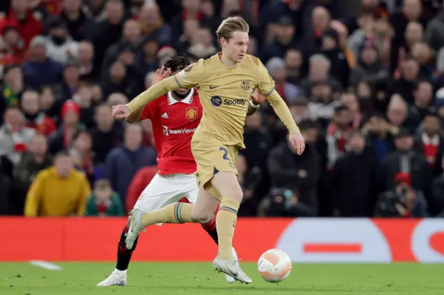 Frenkie De Jong on the ball before Martinez arrives.