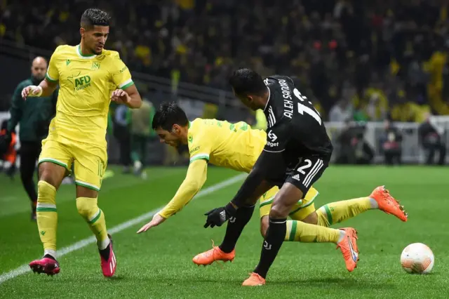 Alex Sandro challenges a Nantes player.