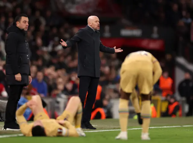 Ten Haag protests as Lewandowski lays on the floor.