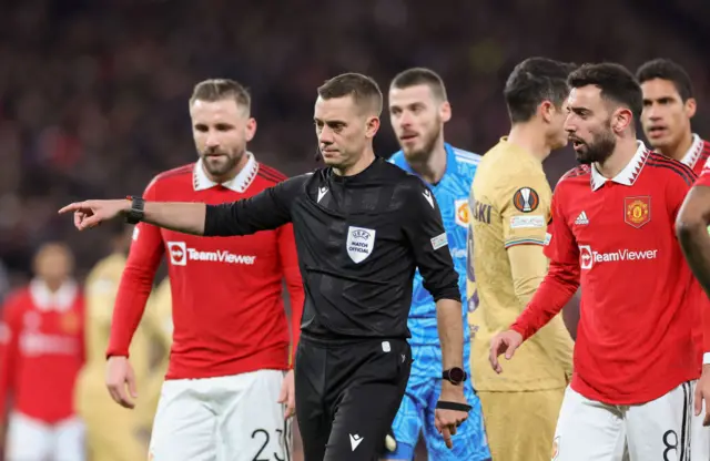 Fernandes complains to the referee.