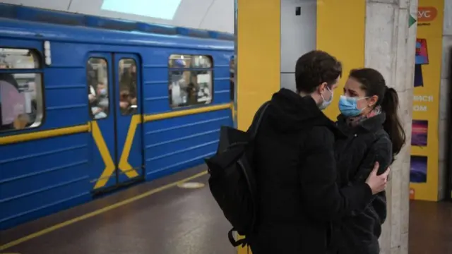 A young couple was pictured embracing in Kyiv’s metro