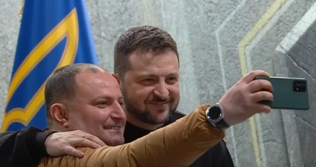 Zelensky poses for the selfie with a journalist