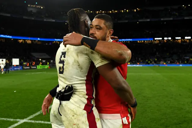 Maro Itoje and Taulupe Faletau embrace