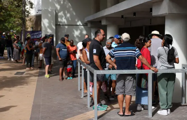 Fans queuing outside newlands cricket ground