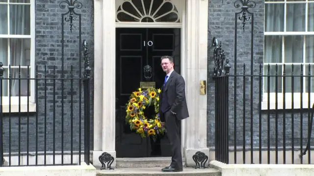 Steve Baker at the door of No 10 Downing Street