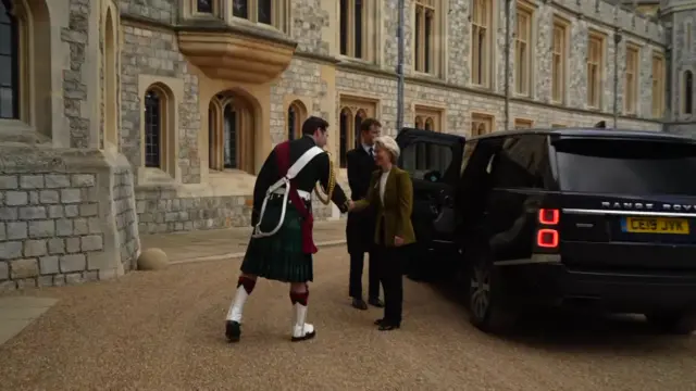 Ursula von der Leyen greeted outside Windsor Castle