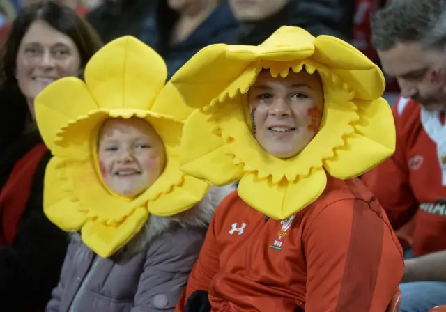 young fans wearing daffodil hats