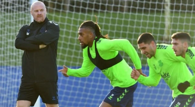 Sean Dyche oversees Everton training