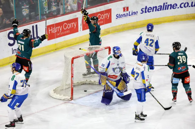 Giants celebrate Mark Cooper's goal