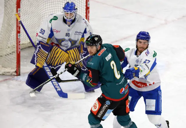 Giants v Flyers first period action