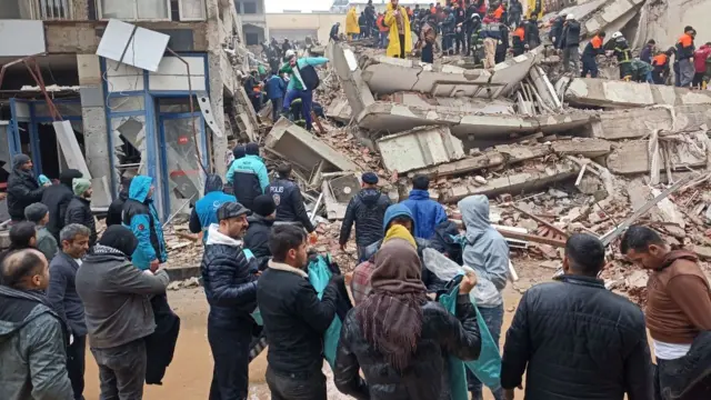 GAZIANTEP, TURKIYE - FEBRUARY 06: A view of debris as rescue workers conduct search and rescue operations after a 7.4 magnitude earthquake hit southern provinces of Turkiye, in Gaziantep, Turkiye on February 6, 2023. (Photo by Irfan Aydogdu/Anadolu Agency via Getty Images)