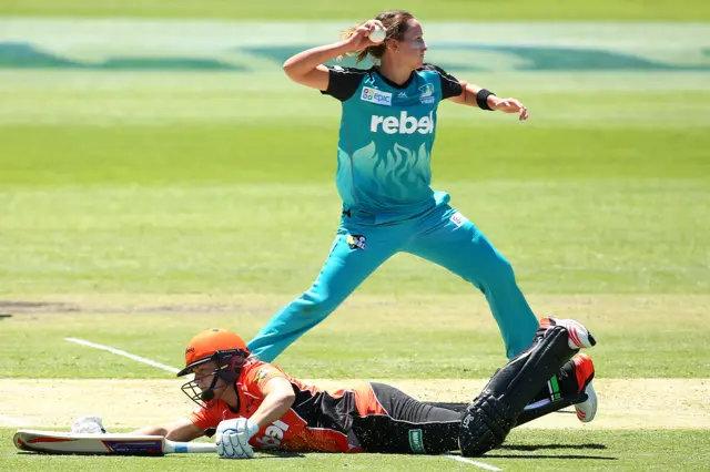 Kate Cross prepares to throw the ball for an attempted run out while playing for Brisbane Heat in the Women's Big Bash in 2015