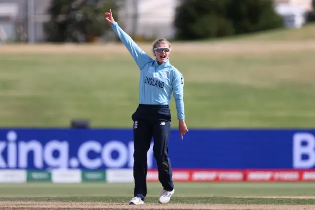 England's Charlie Dean appeals for a wicket against India in the 2022 Women's World Cup