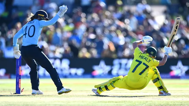 England's Amy Jones attempts to stump Australia's Alyssa Healy