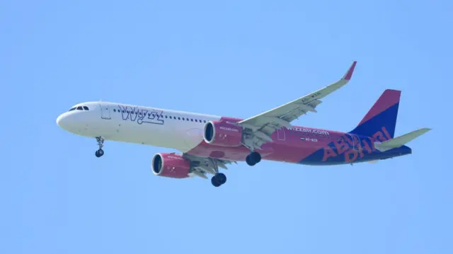 A WizzAir plane