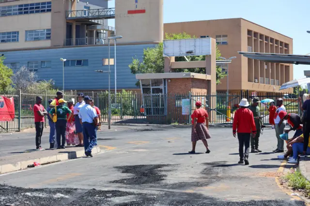 Entrance to the Bheki Mhlangeni Hospital barricaded by Nehawu members