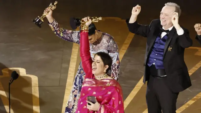 Kartiki Gonsalves (B) and Guneet Monga (F) after winning the Oscar for Best Documentary Short