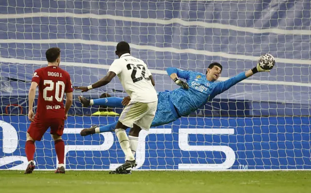 Thibaut Courtois saves from Darwin Nunez