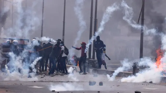 Supporters of Senegalese opposition leader Ousmane Sonko clash with security forces ahead of his court appearance in Dakar, Senegal March 16, 2023