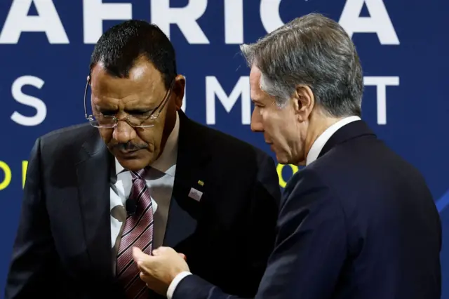 Niger's President Mohamed Bazoum (L) and US Secretary of State Antony Blinken (R)