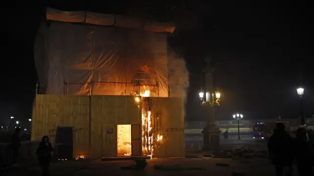 Protesters set a construction site on fire on Place de la Concorde square