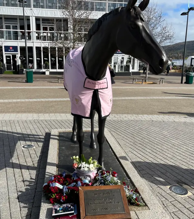 Best Mate statue