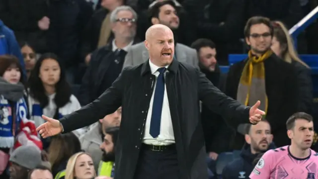 Sean Dyche reacts during Everton's 2-2 draw at Chelsea