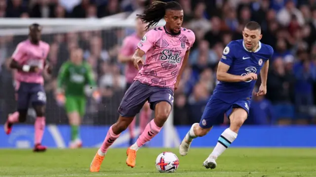 Alex Iwobi dribbles past Mateo Kovacic