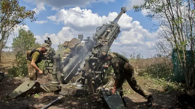 Ukrainian servicemen with a howitzer in the Kharkiv region