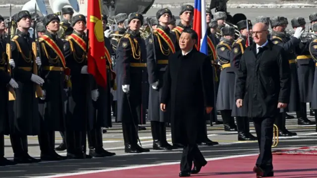 Chinese President Xi Jinping greeted by Russian army