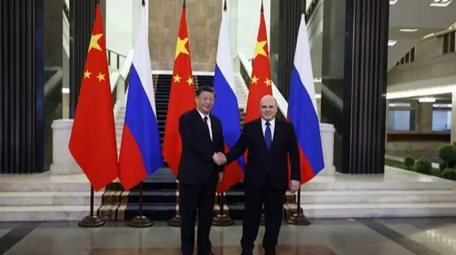 Mishuskin welcomes Xi in Moscow and the pair pose for the cameras for those who are following the visit