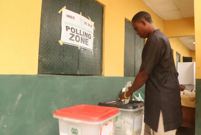 Nigerian casting their ballot