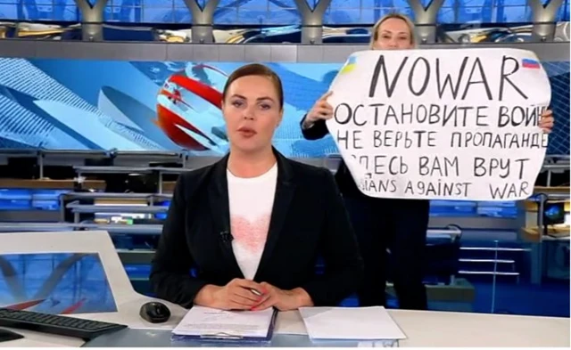 Marina Ovsyannikova protesting against Russia's invasion of Ukraine