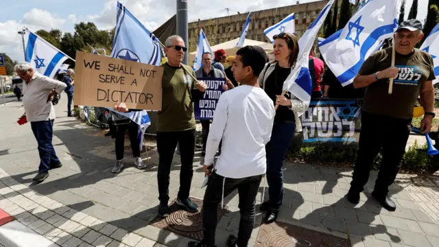 File photo showing members of the "Brothers in Arms" reservist protest group demonstrating against the government's judicial reforms in Kiryat Ono, Israel (21 March 2023)