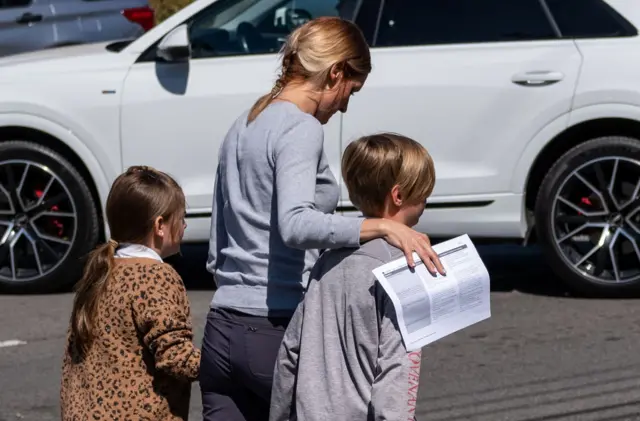 Mum bringing her kids home after being reunited