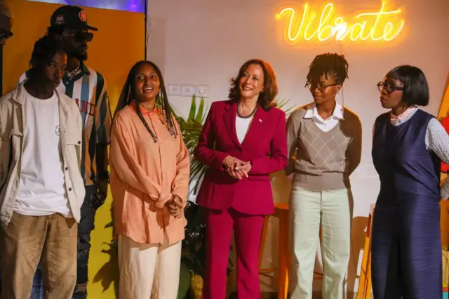 Kamala Harris with Ghanaian artists