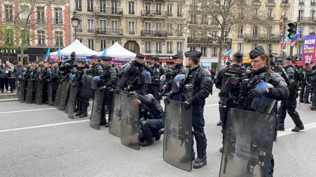 Policemen in front of the demonstrators on Boulevard Voltaire.