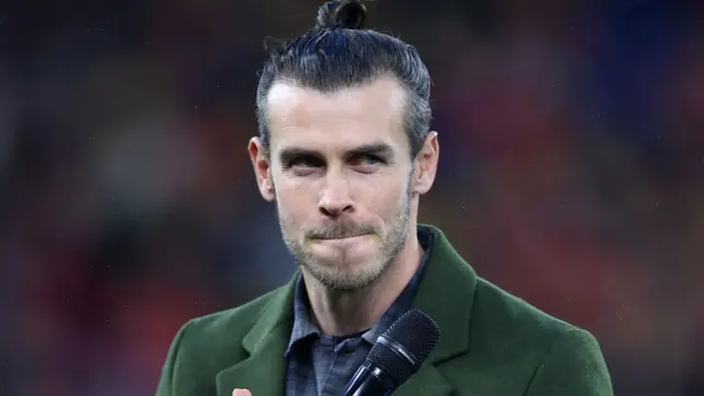 Gareth Bale applauds Wales' fans